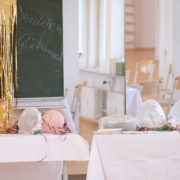Fetslich geschmückter Tisch zur Abschlusfeier der Klasse E24