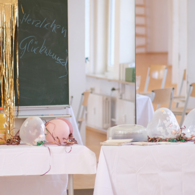 Fetslich geschmückter Tisch zur Abschlusfeier der Klasse E24