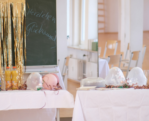 Fetslich geschmückter Tisch zur Abschlusfeier der Klasse E24