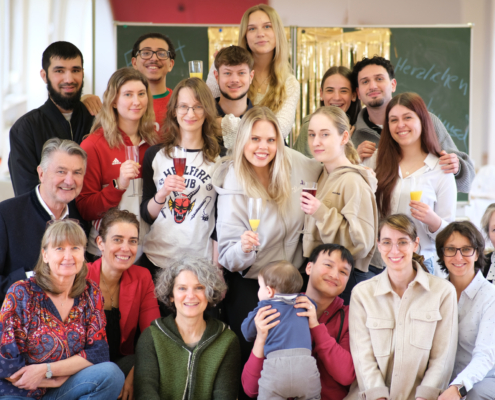 Gruppenfoto der Klasse E24 mit Lehrkräften und Schulleitung
