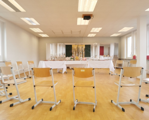 Geschmückter Gymnastikraum für die Zeugnisübergabe der Klasse E24
